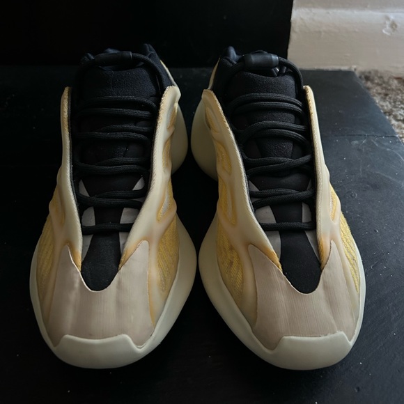 Adidas Yeezy 700 V3 - Picture 12 of 15